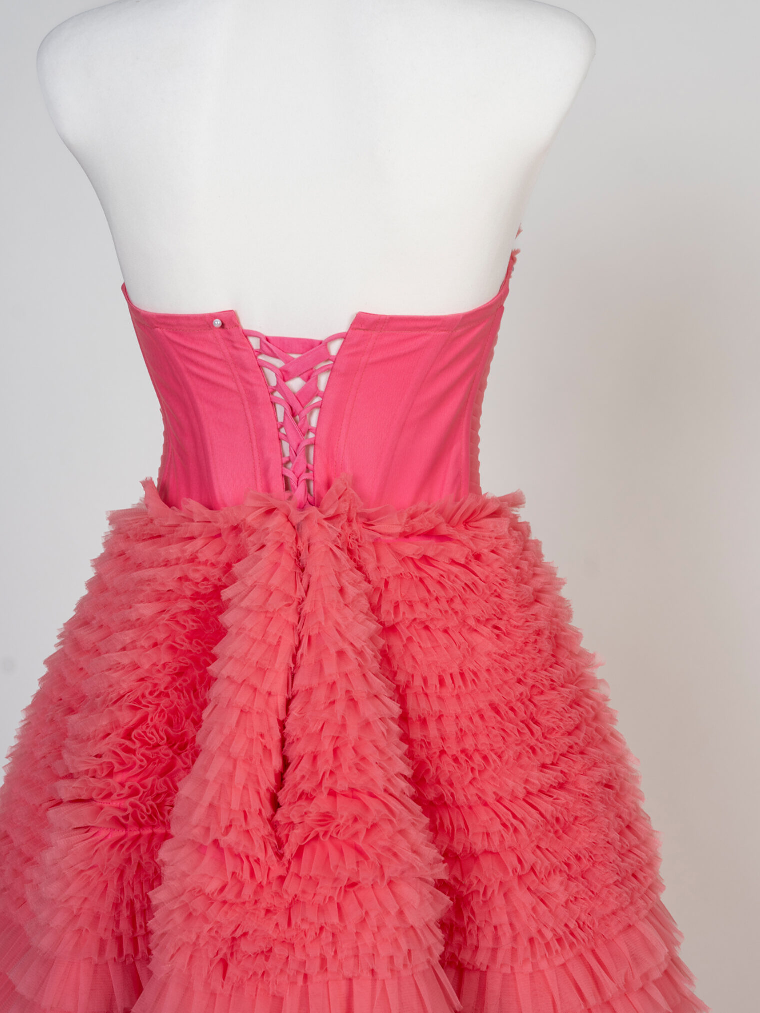 Detailansicht von hinten: Ein Kleid Rosé-Wolke, dass aus 97 Metern hochwertigem Tüll von Viktoria Schkondin geschneidert wurde.