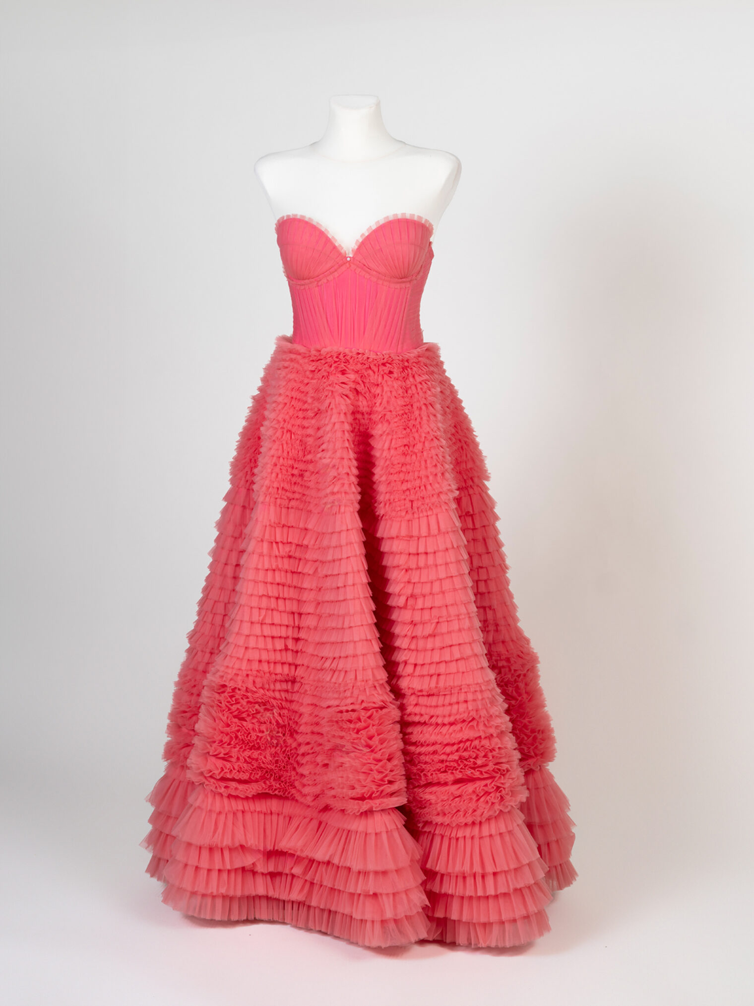 Ein Kleid Rosé-Wolke, dass aus 97 Metern hochwertigem Tüll von Viktoria Schkondin geschneidert wurde