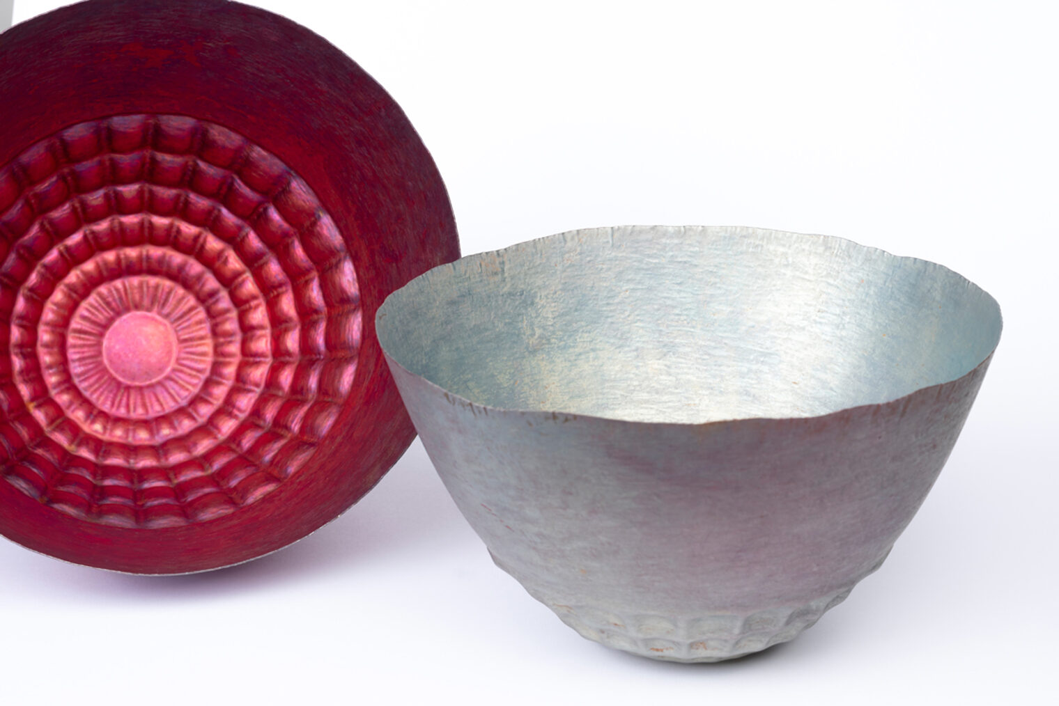 Zwei Kupferschalen - eine in rot und eine in silberner Farbe