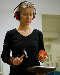 Portrait von Antje Dienstbir in ihrer Werkstatt