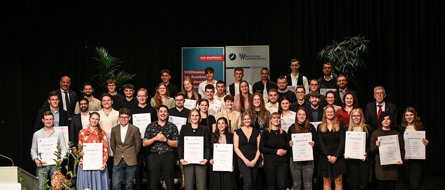 Gruppenbild Landessieger Hessen der Deutschen Meisterschaft im Handwerk 2024 mit Präsident Füll + Geschäftsführer Mundschenk