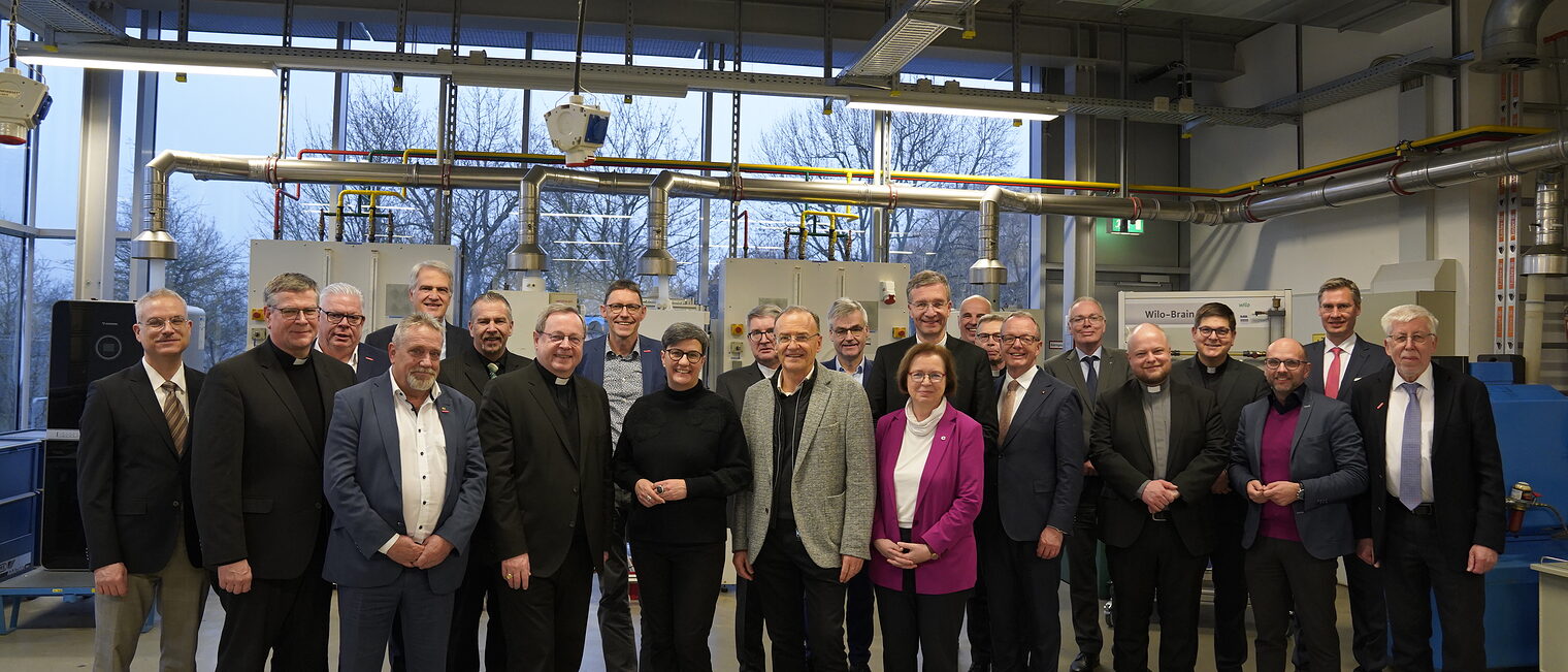 und besuchten das Berufsbildungs- und Technologiezentrum (BTZ) Wiesbaden II „Robert-Werner-Haus“ der Handwerkskammer Wiesbaden. Kirchen und Handwerkskammern in Hessen trafen sich zu einem Austausch und besuchten das Berufsbildungs- und Technologiezentrum (BTZ) Wiesbaden II „Robert-Werner-Haus“ der Handwerkskammer Wiesbaden.