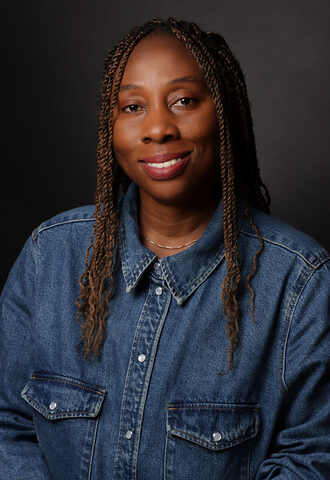 Portraitfoto von Mofuluwake Olukuewu, Preisträgerin MODE-ACCESSOIRES