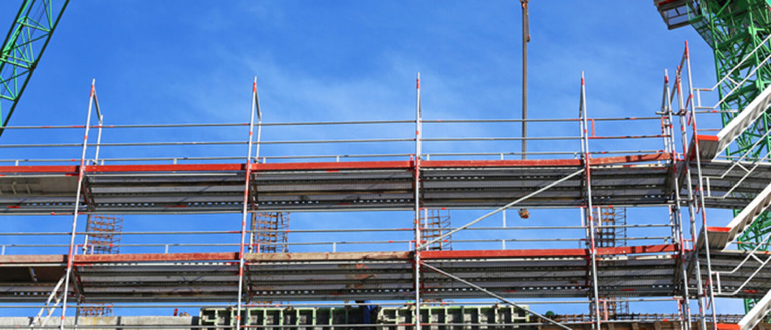 baustelle, neubau, baukran, baukrne, grne, grner, bauwerk, geschftshaus, brohaus, betonbau, verschalung, beton, fassade, gerst, baugerst, treppe, gersttreppe, bau, gerstbau, fassadengerst, stahl, aluminium, alu, alutreppe, haus, gebude, podest-treppe, podesttreppe, leiter, treppengerst, treppenturm, himmel, betonverschalung, krankabine, kette