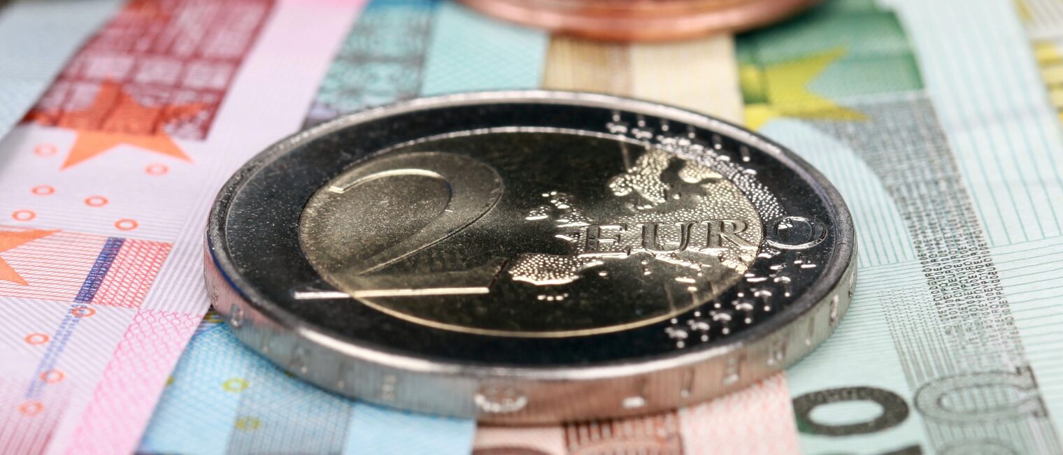 Zwei Euro Münze liegt auf mehreren Euro Scheinen Schlagwort(e): Geld, Euro, Münze, Geldscheine, Geldschein, Europa, zwei, 2, Hartgeld, Schein, Scheine, Münzen, Euros, zahlen, bezahlen, Währung, Finanzen, Bank, Banken, Business, Wirtschaft, Finanzierung, finanzieren, kaufen, kauf, kosten, preis, Note, Banknote, Banknoten, sparen, Erspartes, EU, Europäische Union, geld, euro, mnze, geldscheine, geldschein, europa, zwei, 2, hartgeld, schein, scheine, mnzen, euros, zahlen, bezahlen, whrung, finanzen, bank, banken, business, wirtschaft, finanzierung, finanzieren, kaufen, kauf, kosten, preis, note, banknote, banknoten, sparen, erspartes, eu, europische union